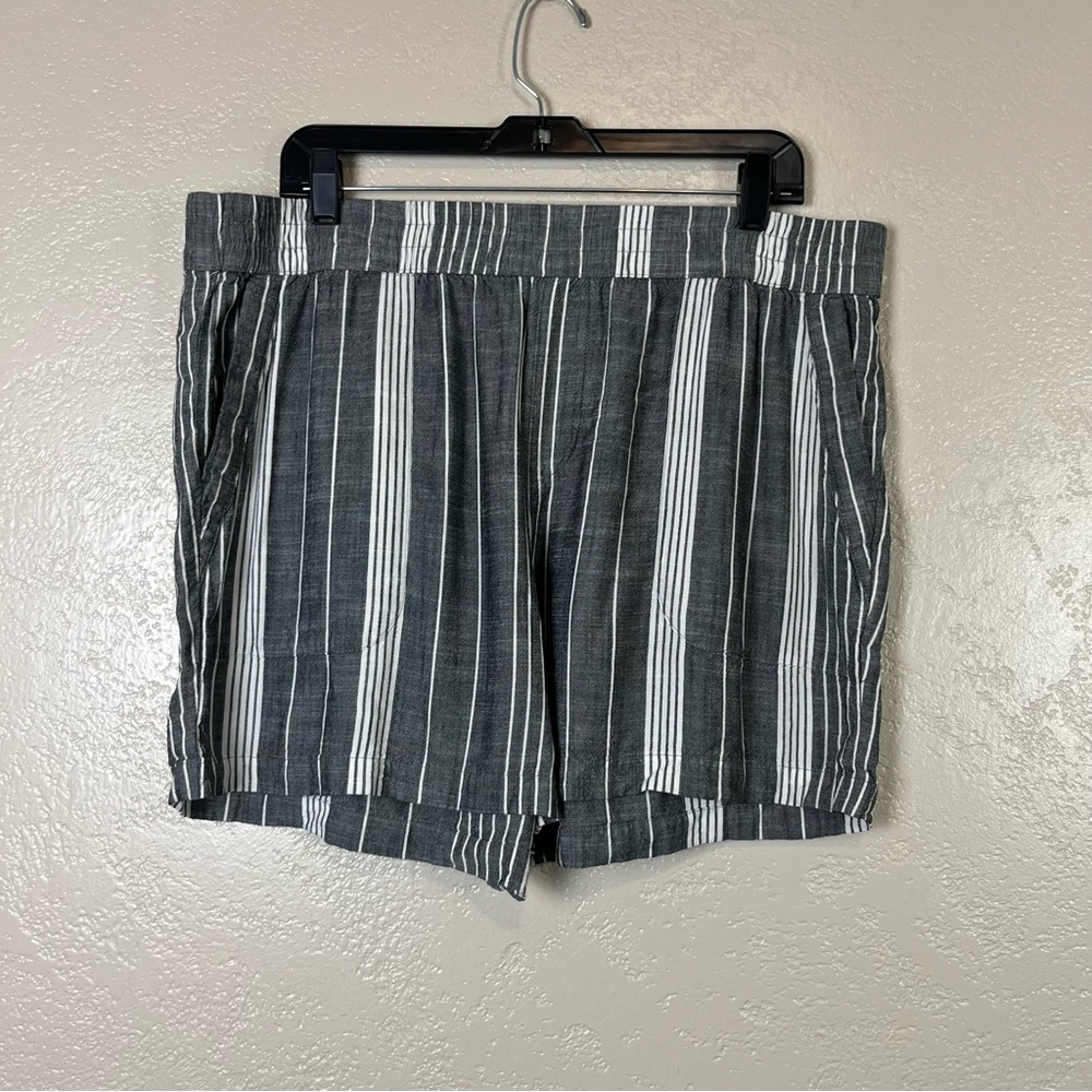Chosse 5 Ítems For $30Sonoma goods for life women OX gray white striped shorts - Picture 1 of 16